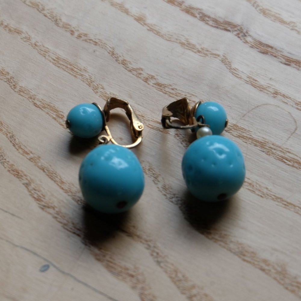 Vintage Turquoise Clasp Clip-on Earrings - Picture 2 of 2